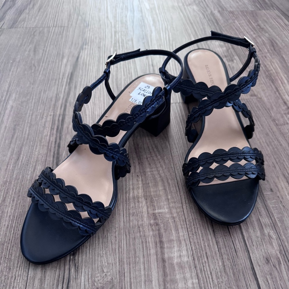 NWT Banana Republic Scalloped Low Heeled Sandals
